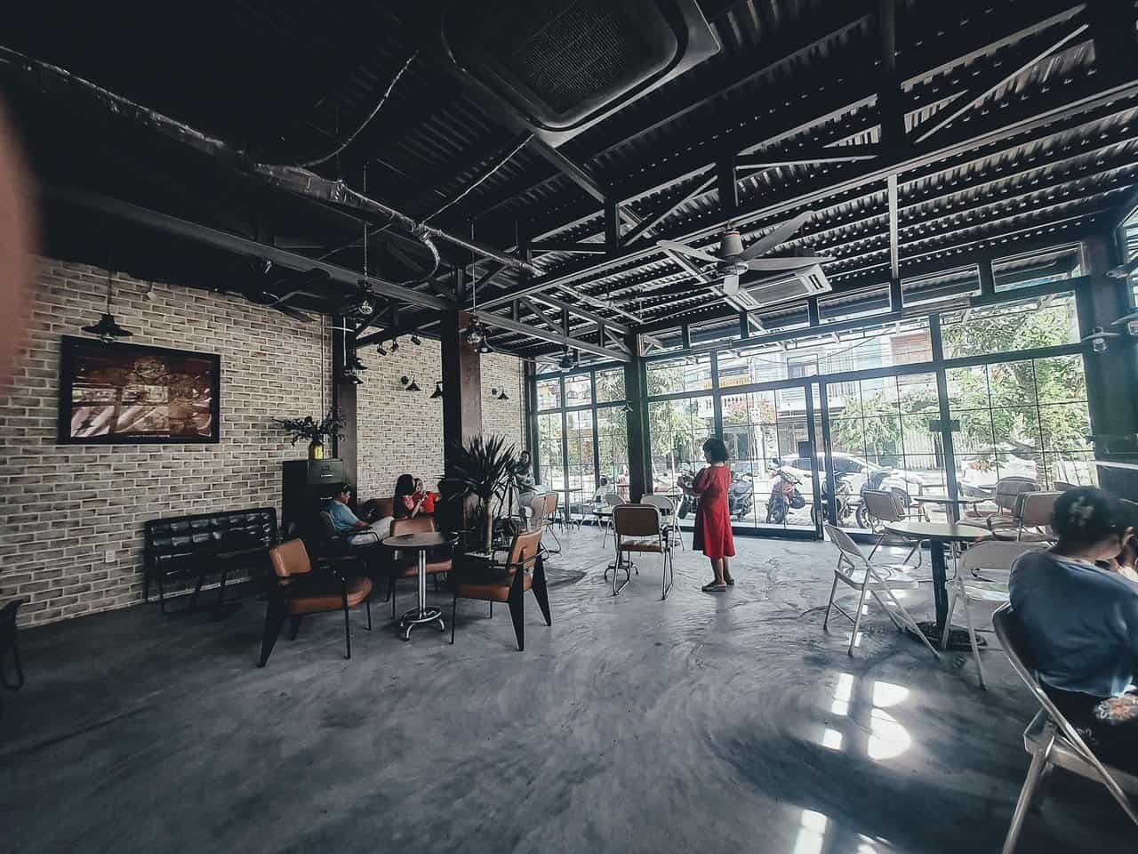 L stand coffee and tea: a charming coffee haven in danang, vietnam 13 » 2026 » roaming sparrow A little empty looking